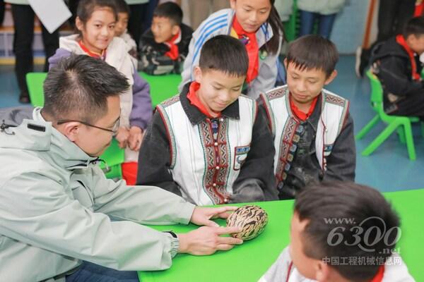 阿科玛志愿者带领同学们徜徉神奇的知识世界