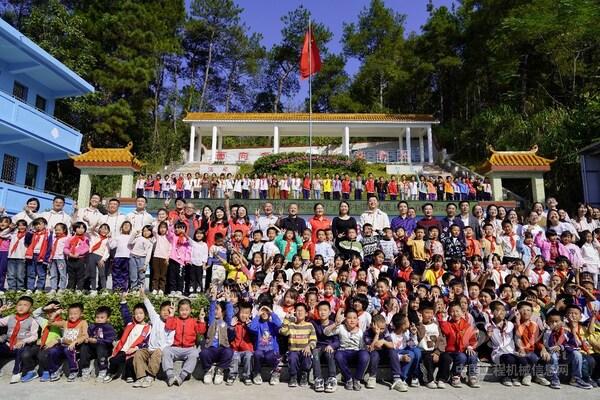 童心绘梦 趣探未来 三一集团 X 立邦中国 盘石完全小学联合探访活动合照