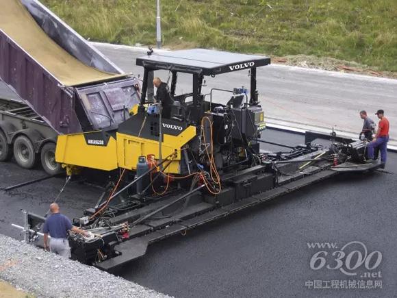 长安街道路宽阔,但在配备超长熨平板的沃尔沃摊铺机面前,这些作业也