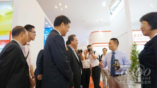 1.___F_o__0___U_Vice Chairman of Cambodia Chamber of Commerce Visiting LiuGong Booth.jpg