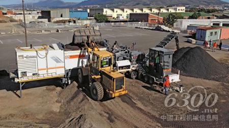 在梅特兰的Ndabeni道路旁的Stormwater仓库，维特根KMA200厂拌冷再生设备快速、可靠地生产BSM混合料。