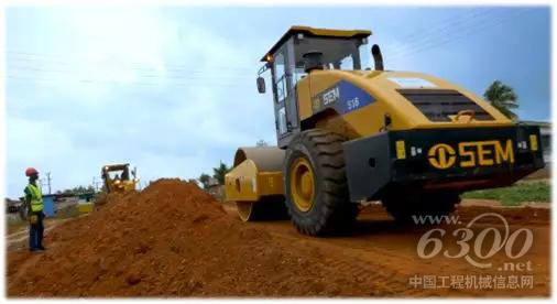 山工机械压路机和平地机在非洲加纳工地上